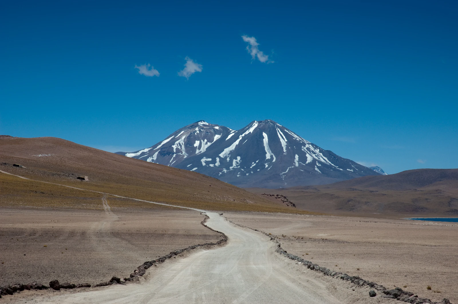 A dirt approach near the Miscanti and Miñiques high lagoons