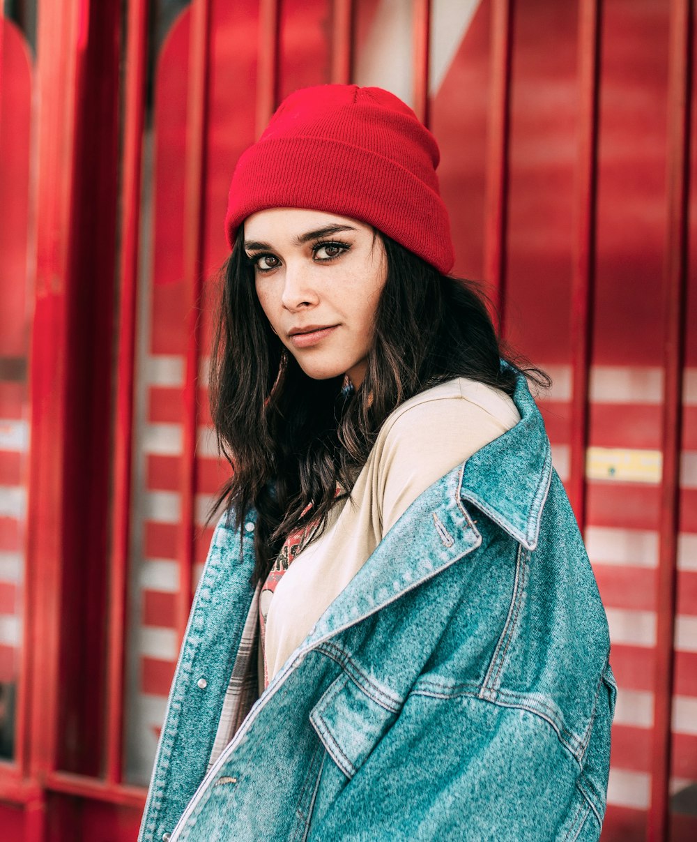 Photographie de mise au point sélective d’une femme portant un bonnet en tricot rouge