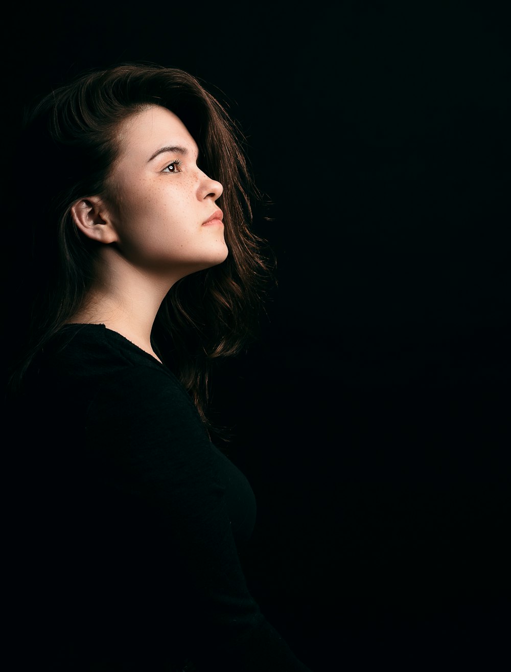 woman wearing black shirt