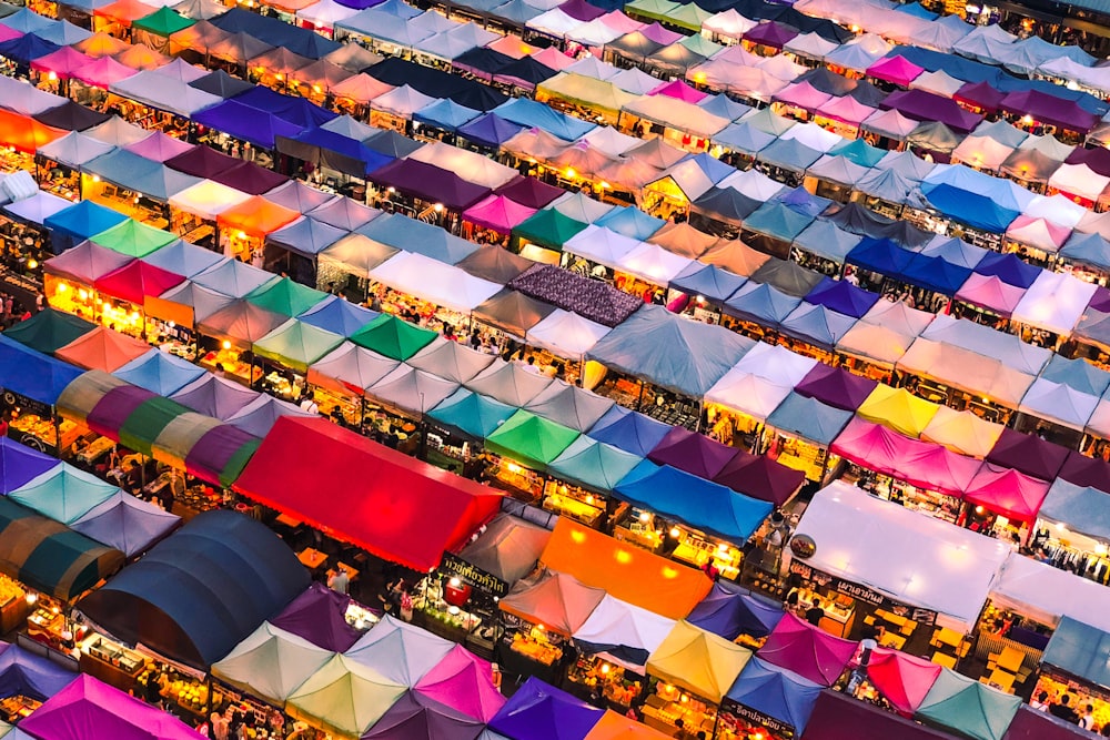 fotografia aérea da tenda colorida