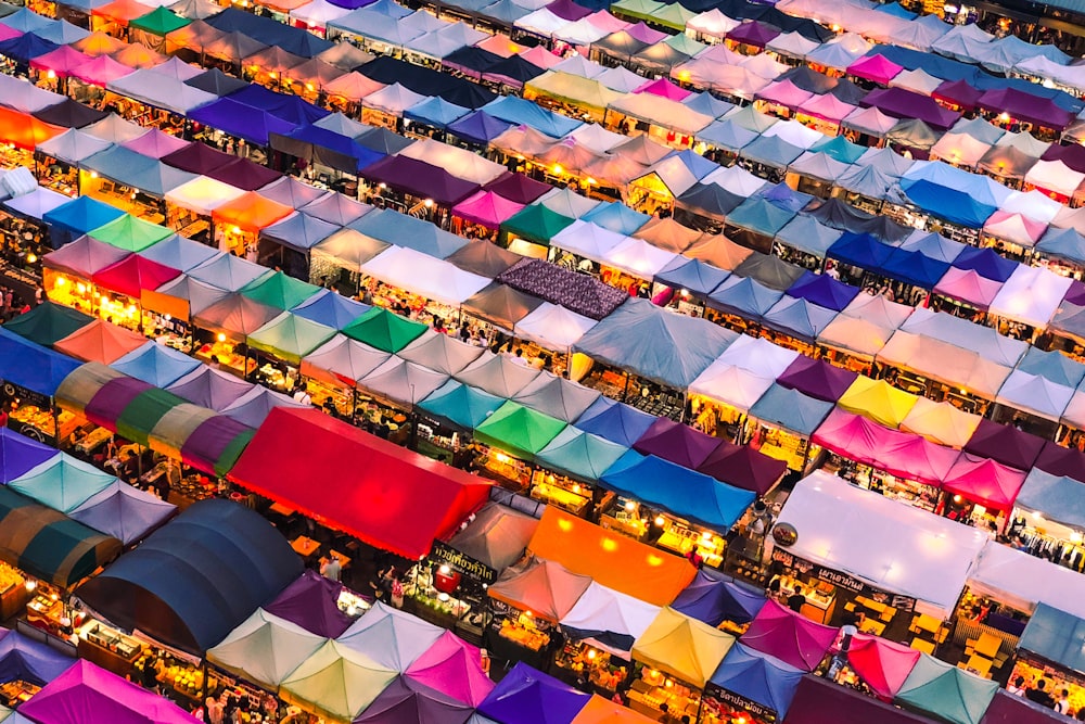 Photographie aérienne de tente colorée