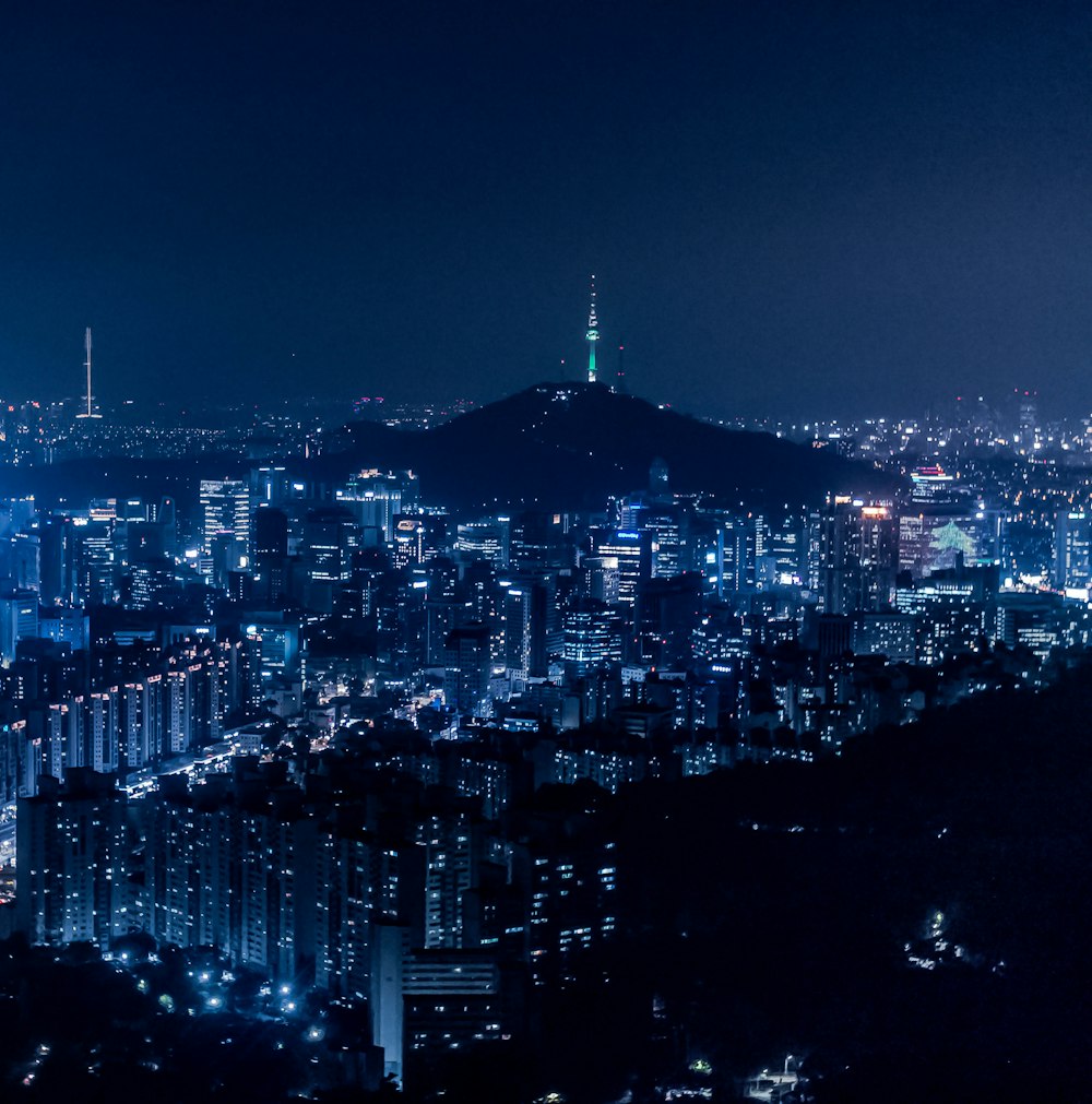 Vista aérea con la ciudad durante la noche