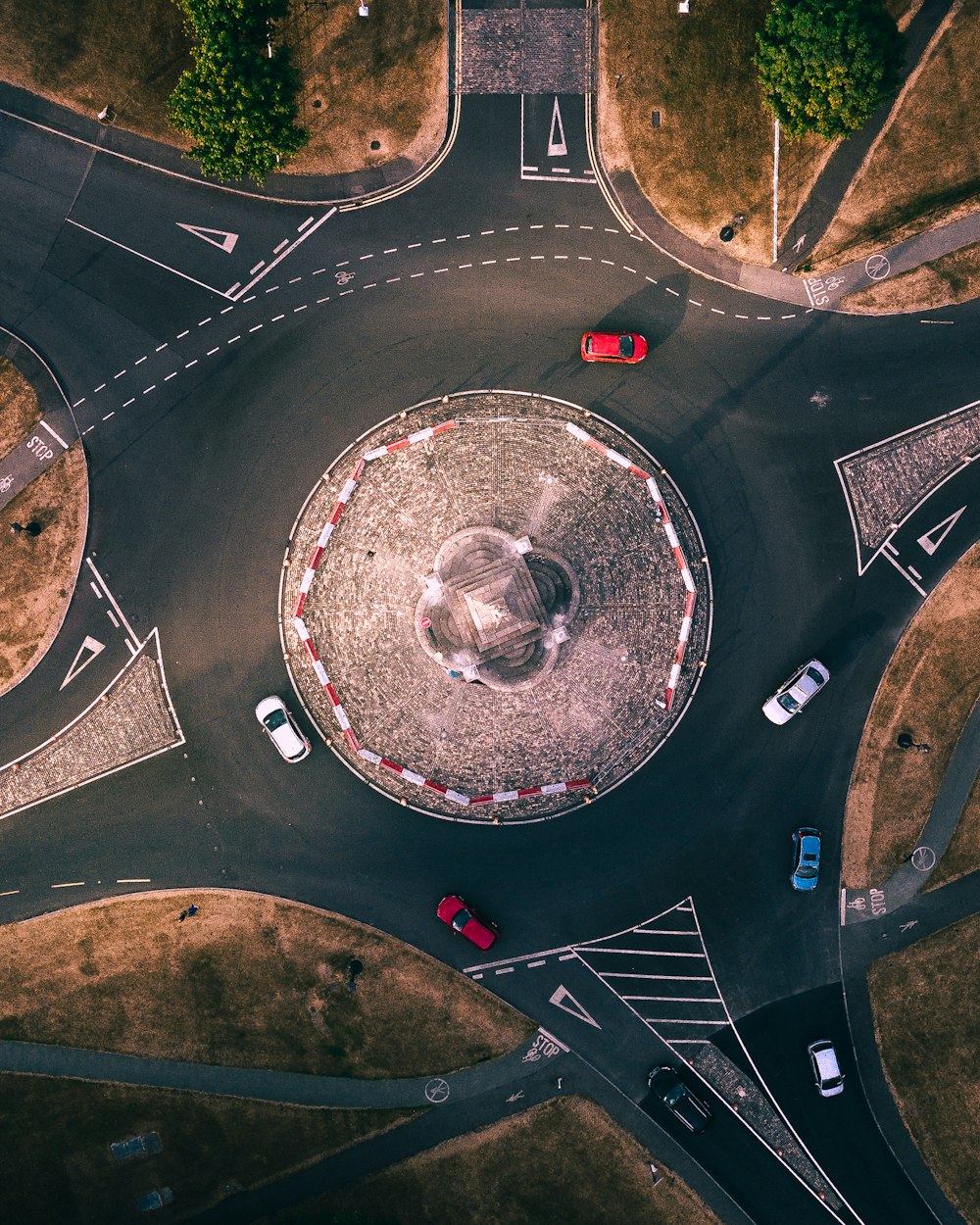 Luftaufnahme eines rot-weißen Autos im Kreisverkehr