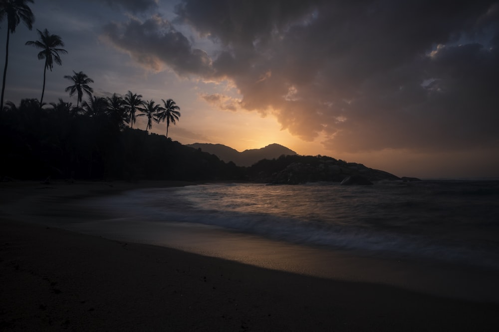 Photo de paysage du bord de mer au coucher du soleil