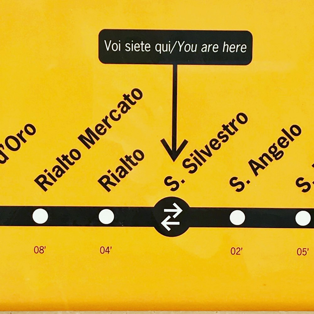 Primer plano del mapa de la estación en negro y amarillo