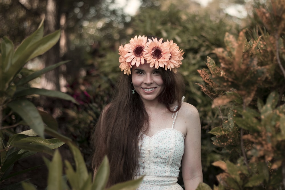 Foto de mujer con tiara de girasol durante el día