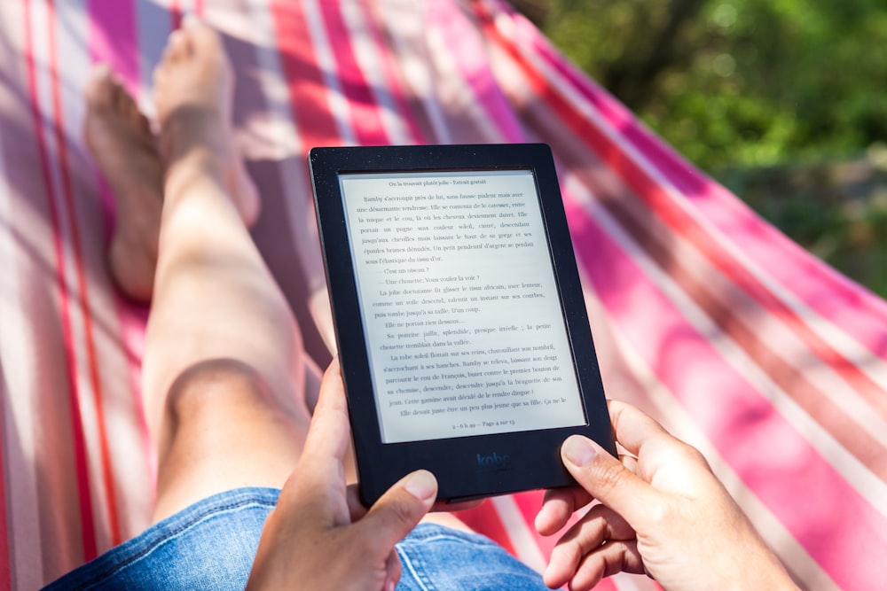 Amazon Kindle 태블릿에서 이야기를 읽는 사람