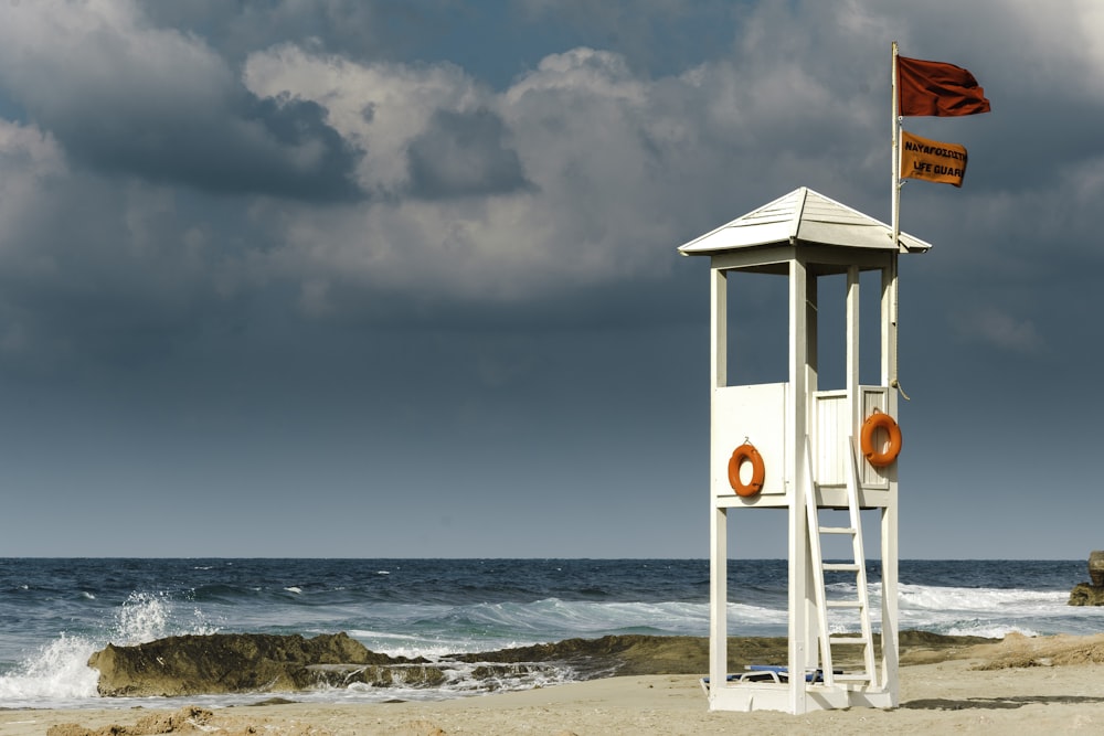 Maison de sauveteur en bois blanc près du bord de mer