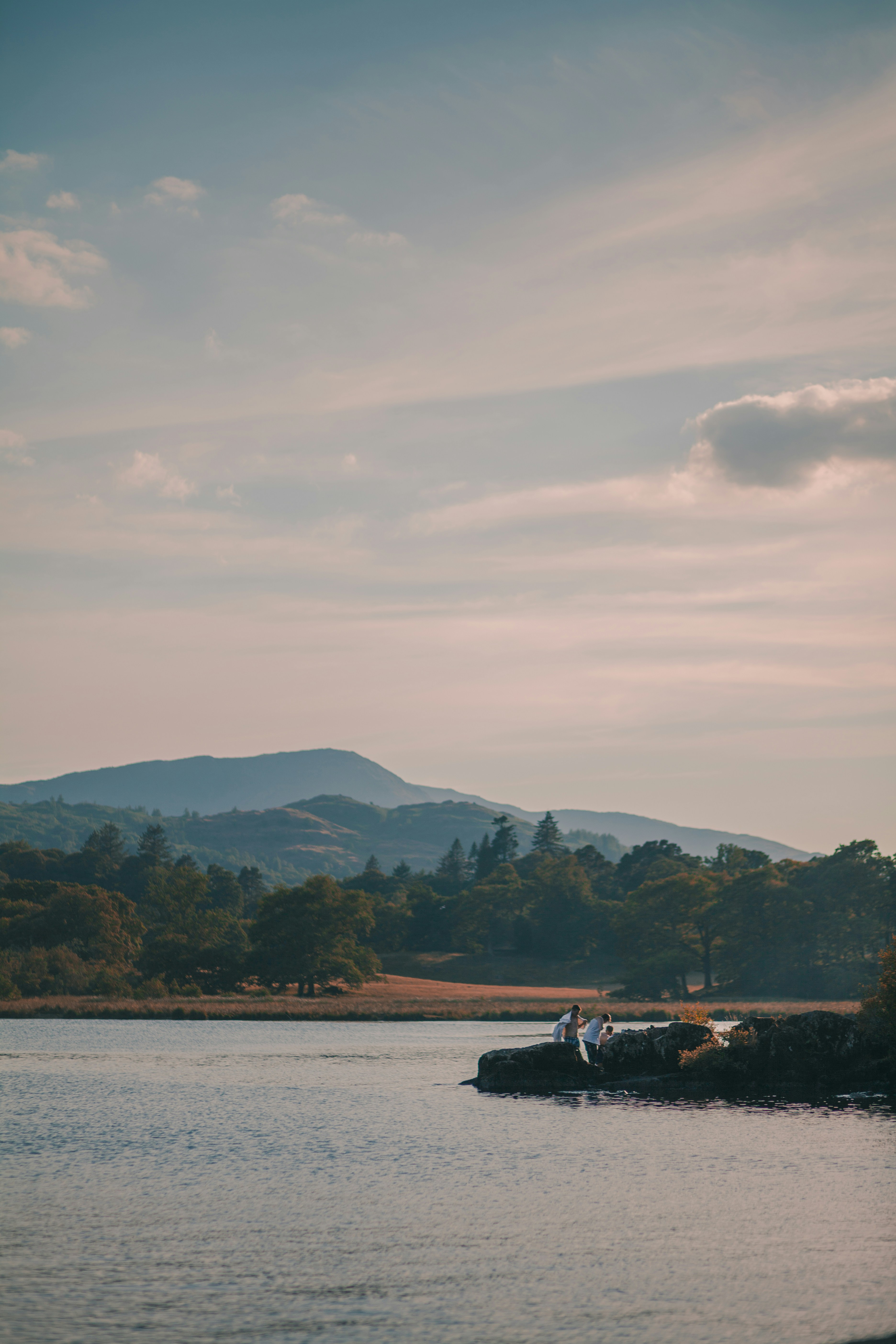 Un cuerpo de agua con montañas al fondo