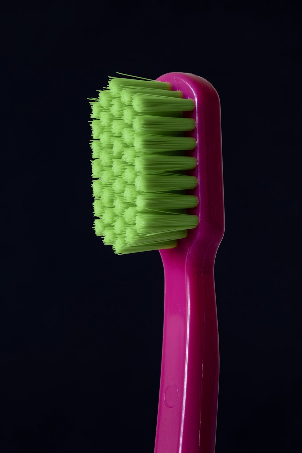 foto en primer plano del cepillo de dientes morado y verde