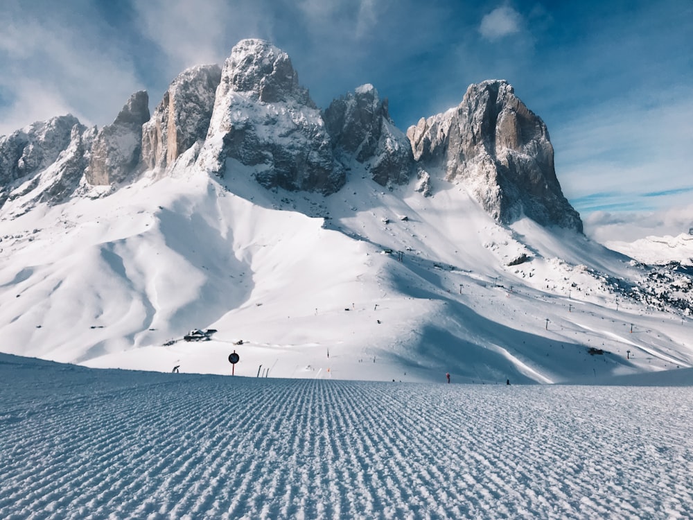 photo de paysage de montagne couverte de neige