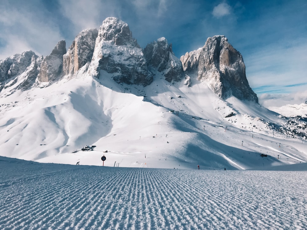 Foto de paisaje de montaña cubierta de nieve