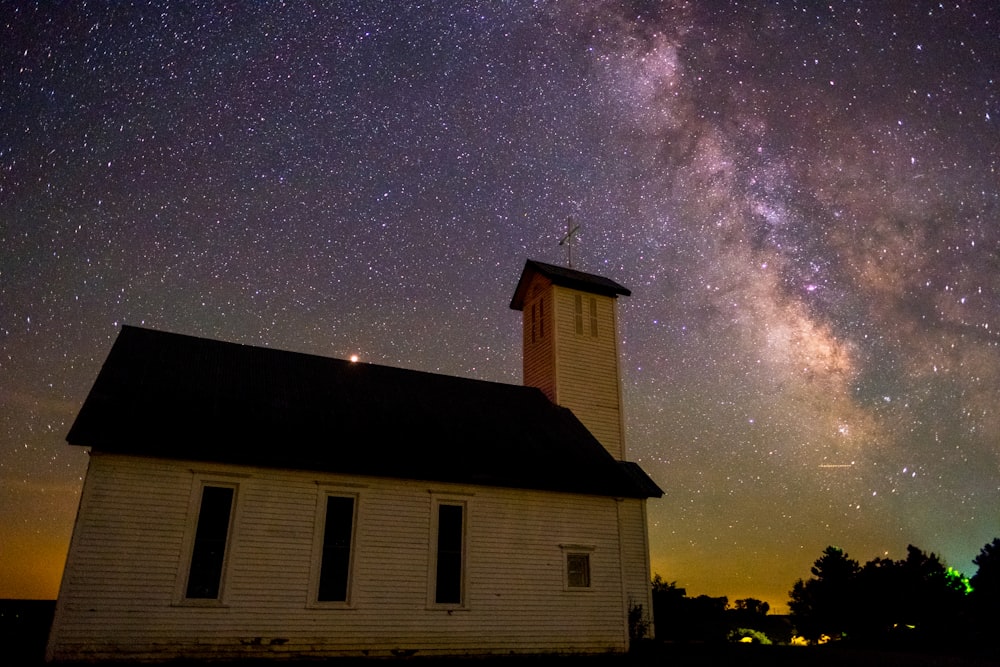 igreja perto de árvores durante a noite