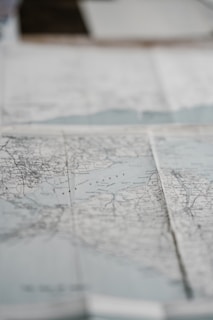 plan déplié sur la table