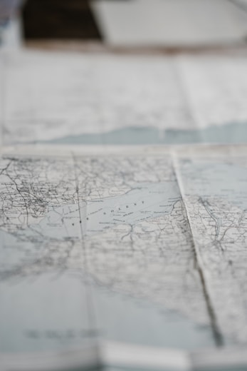 plan déplié sur la table