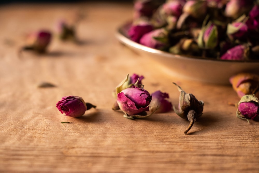 racimo de brotes de flores rosas