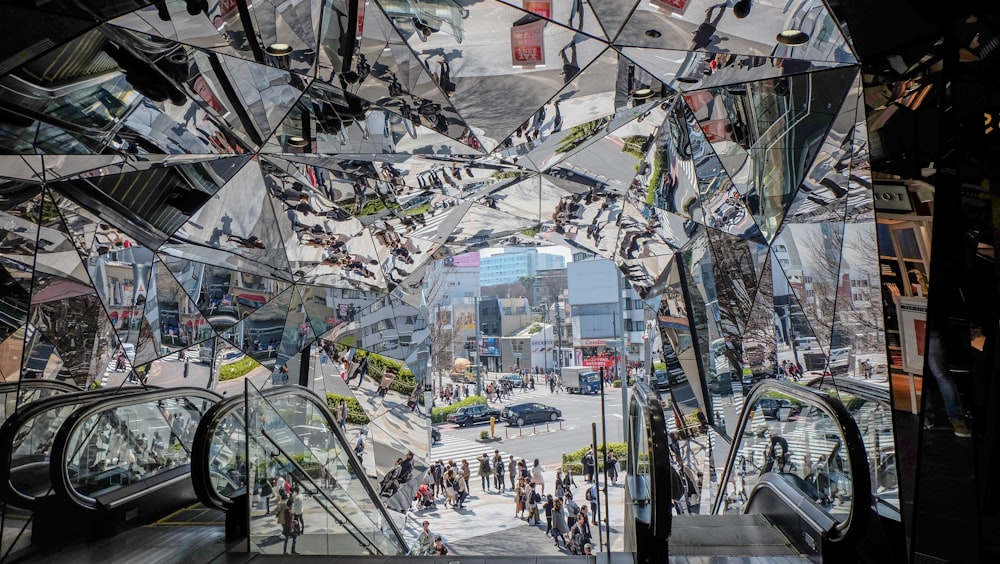 Personas que usan escaleras mecánicas grises