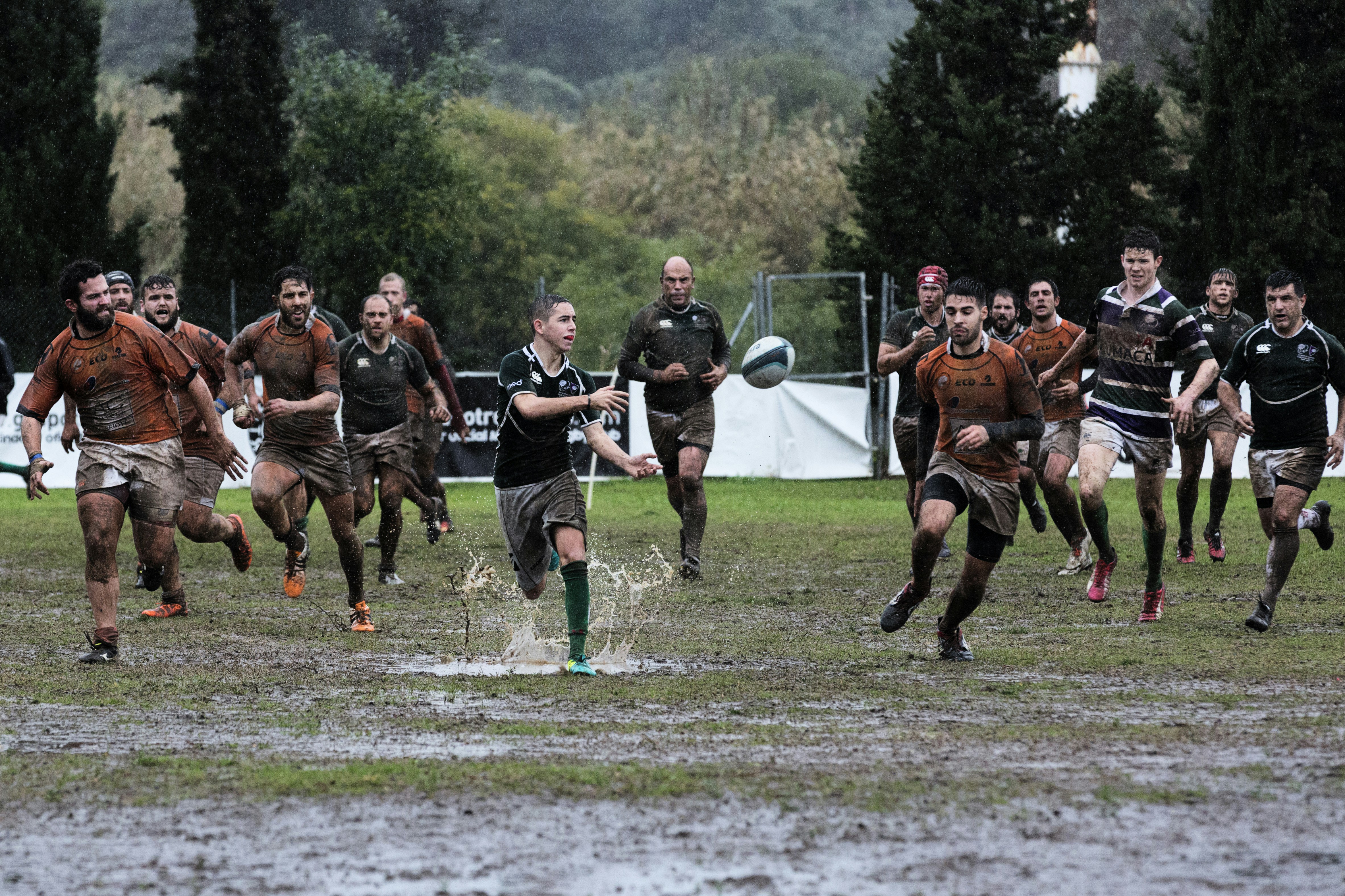 Partido disputado el 12-02-2017 bajo una intensa lluvia entre el Rugby Facultad de Económicas Málaga y el Club de Rugby Málaga B en el Bahías Park de Marbella.