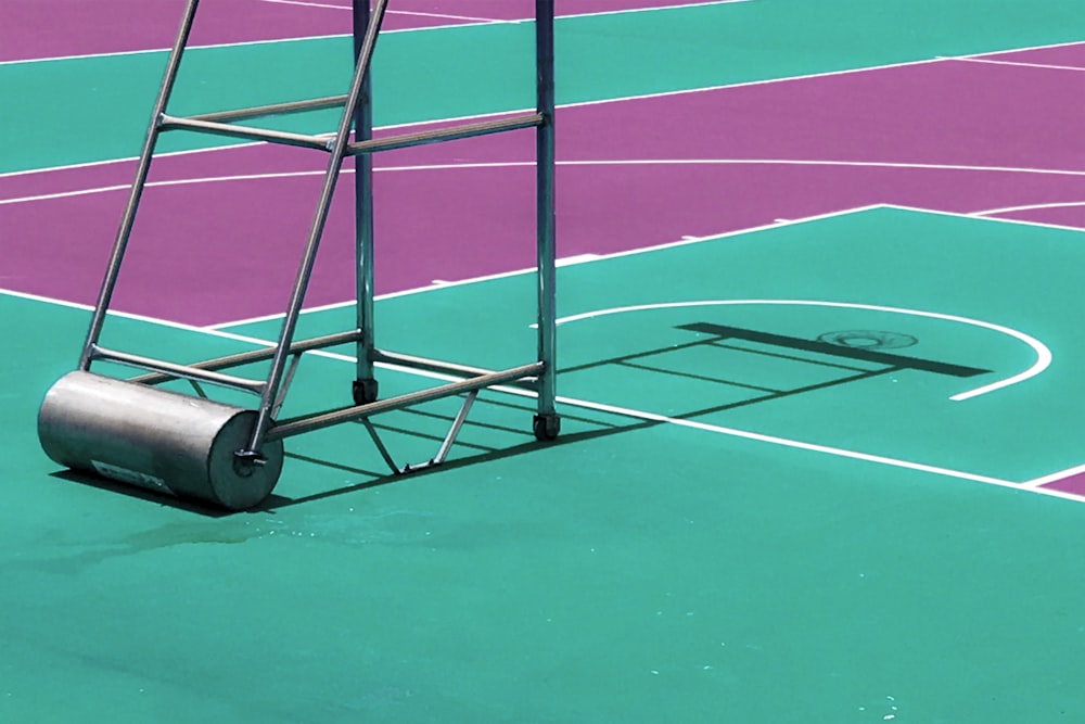 Soporte de canasta de baloncesto de acero negro sobre superficie de hormigón