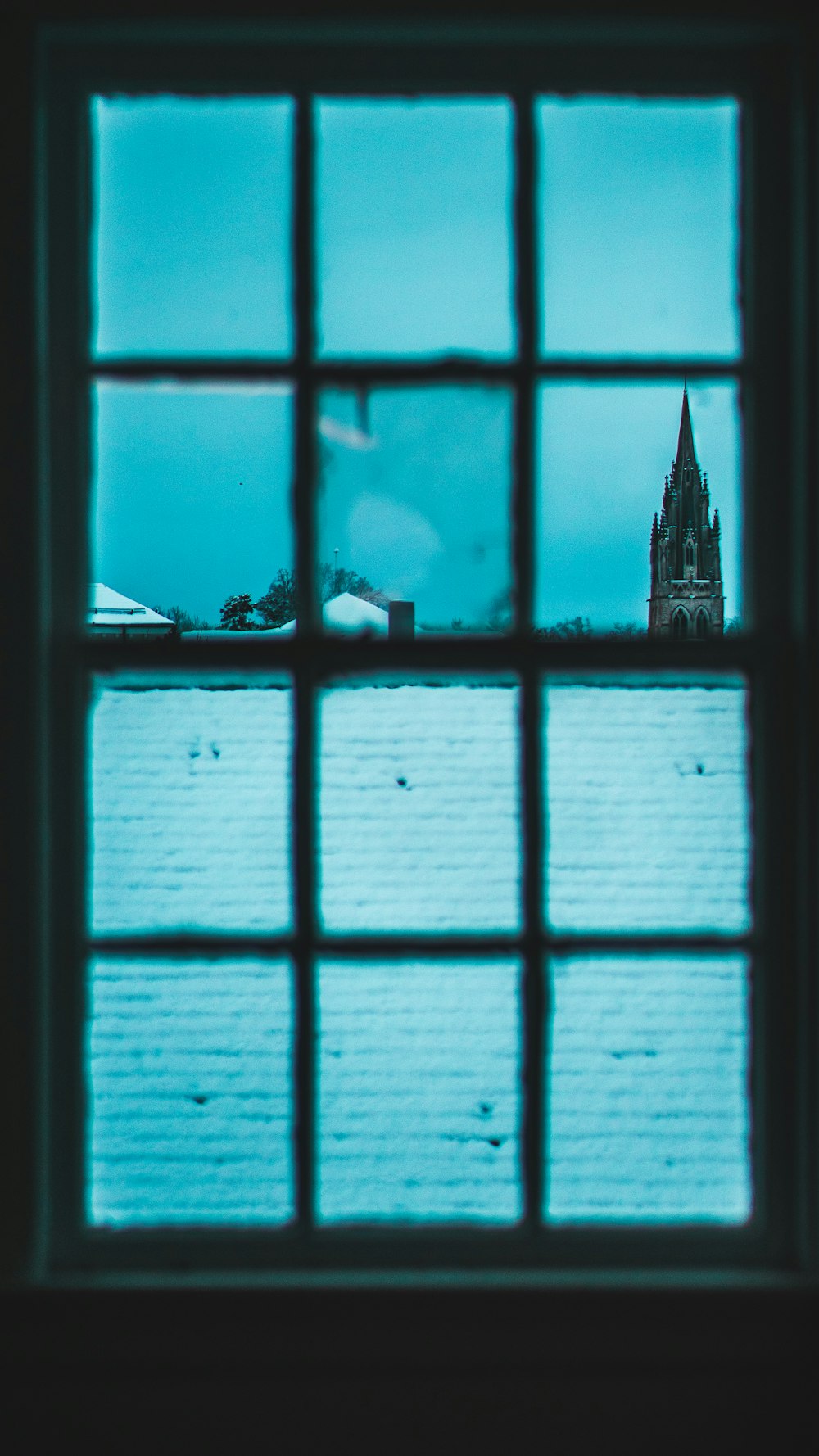 Ventana de vidrio de marco durante el día