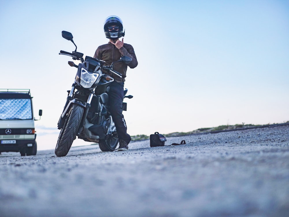 Hombre montando motocicleta durante el día