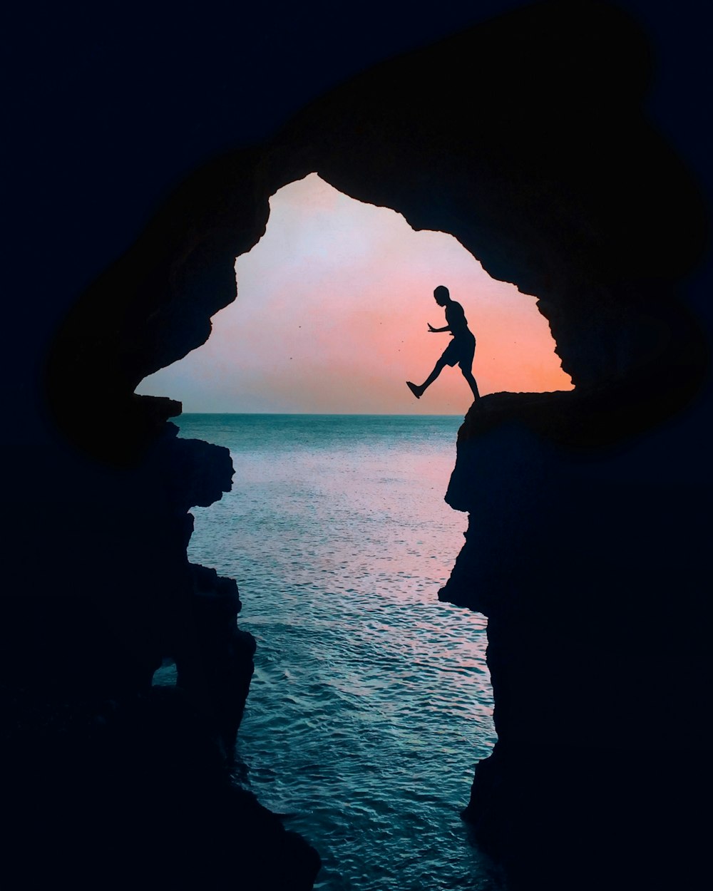 photographie de silhouette d’un homme sur la falaise