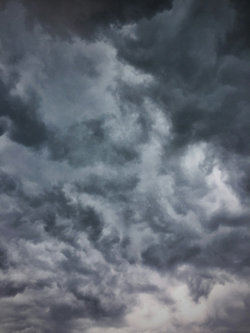 ciel nuageux gris et blanc