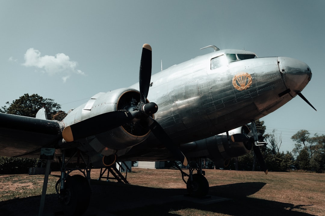 gray biplane,