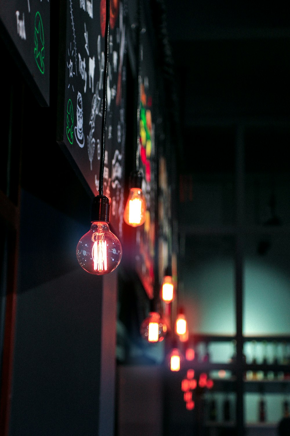 벽 근처에서 빛나는 펜던트 LED 조명