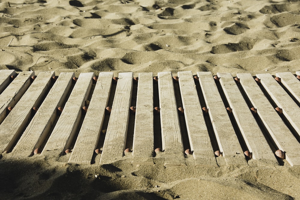 palete de madeira marrom na areia