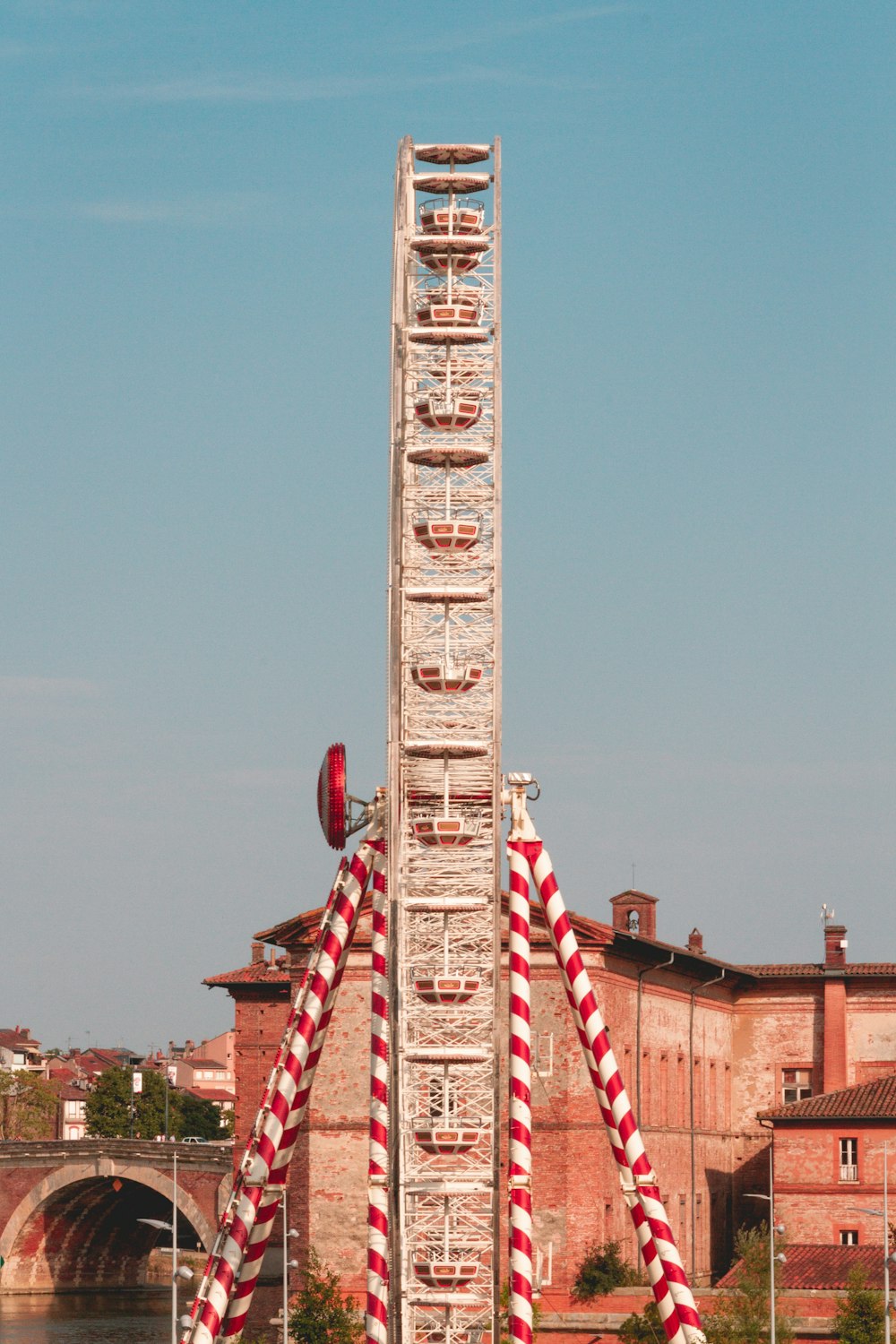 white and red Ferris wheel at daytime