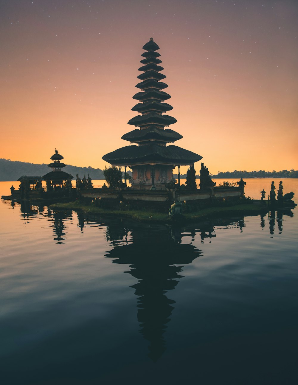 水域の間にある寺院
