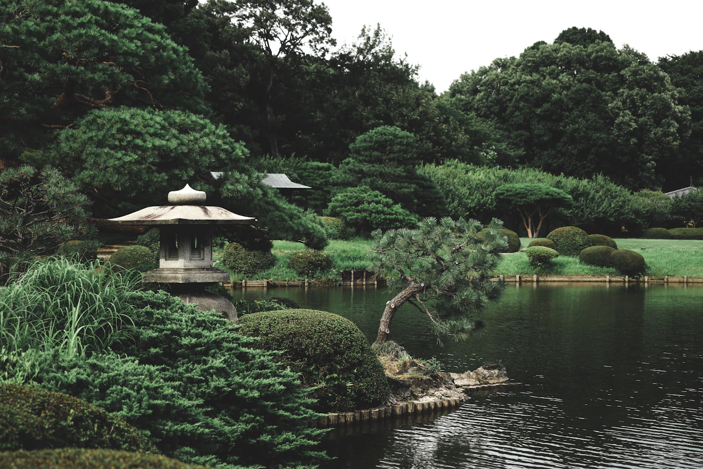 Bassin et pavillon dans un jardin japonais aménagé à Saint-Cloud