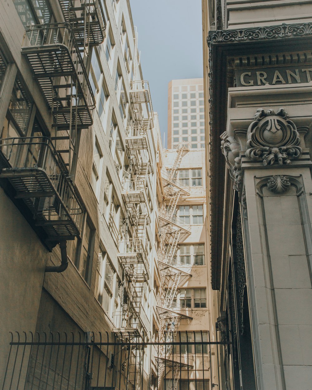 personne prenant une photo de bâtiments en béton blanc