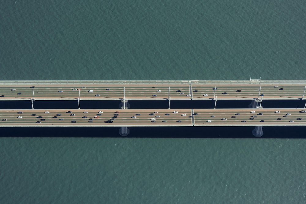 Vue aérienne des voitures sur le pont