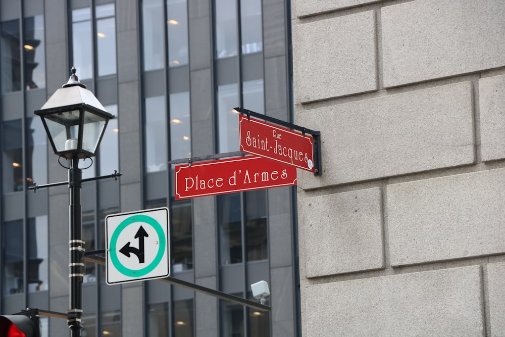 Saint-Jacques à côté de la signalétique de la Place D’Armcs