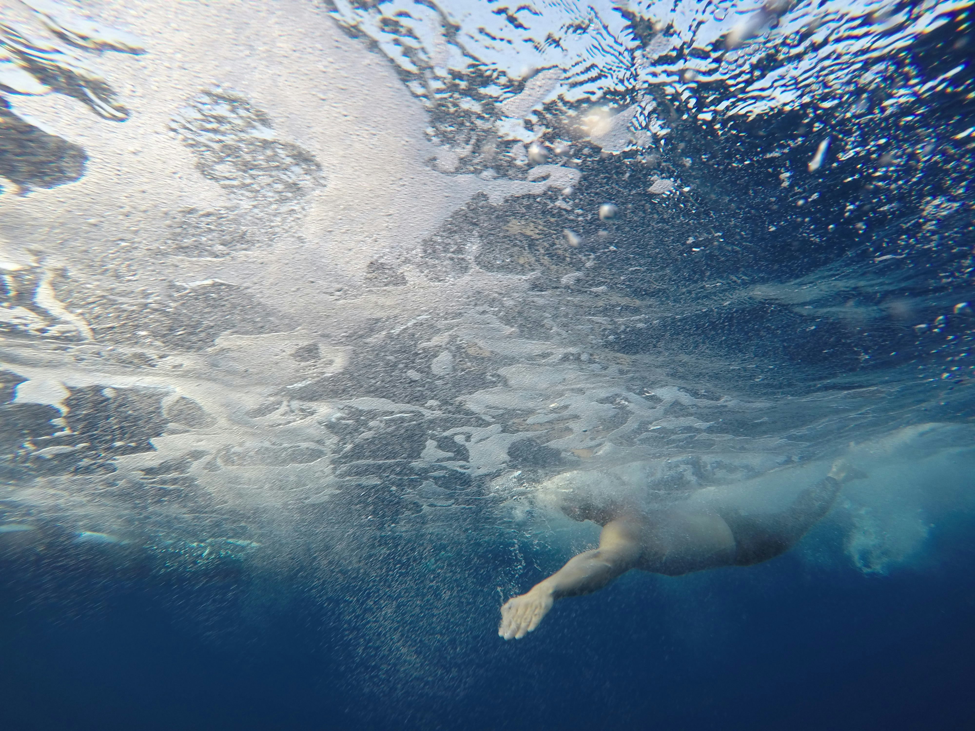 Pessoa mergulhando sob a água foto – Imagem grátis sobre Homem na Unsplash, image size:3000x2250