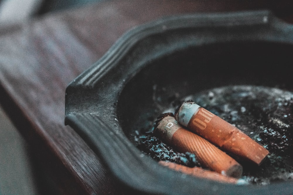 tres colillas de cigarrillos en el cenicero