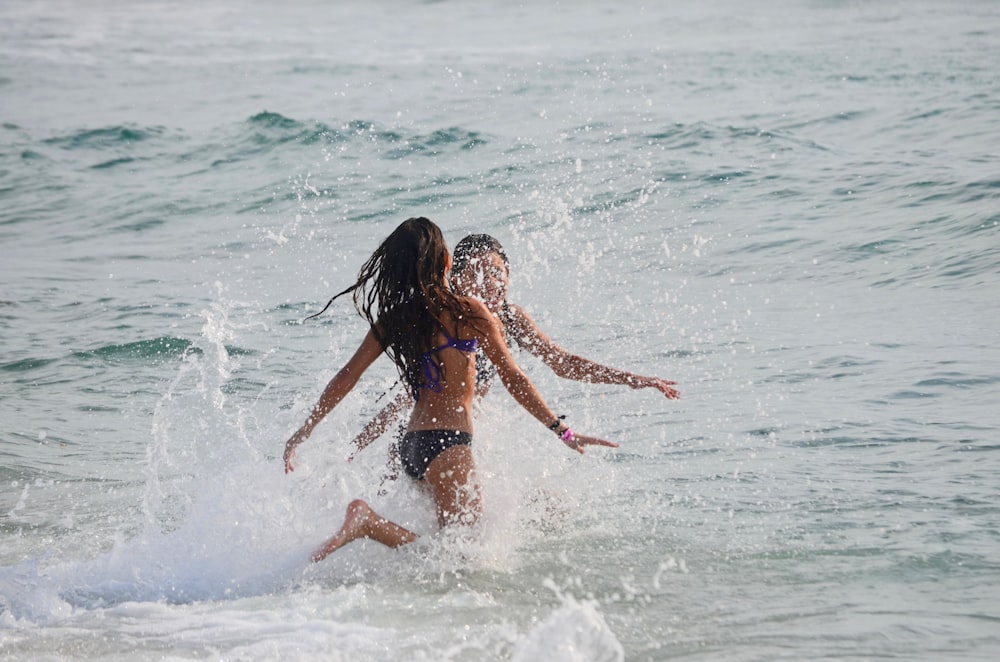 Dos mujeres caminando sobre un cuerpo de agua