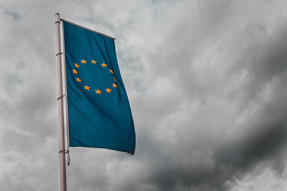 drapeau sarcelle sous ciel nuageux