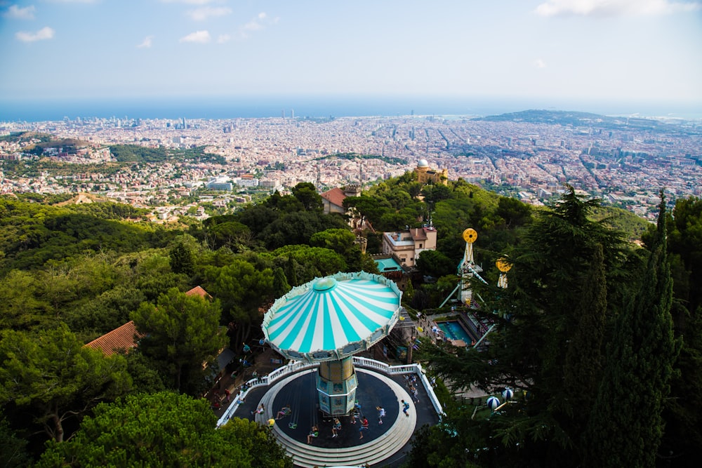 Vista aérea del pueblo y vista de las montañas