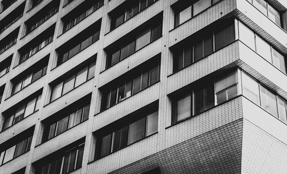 edificio in cemento grigio