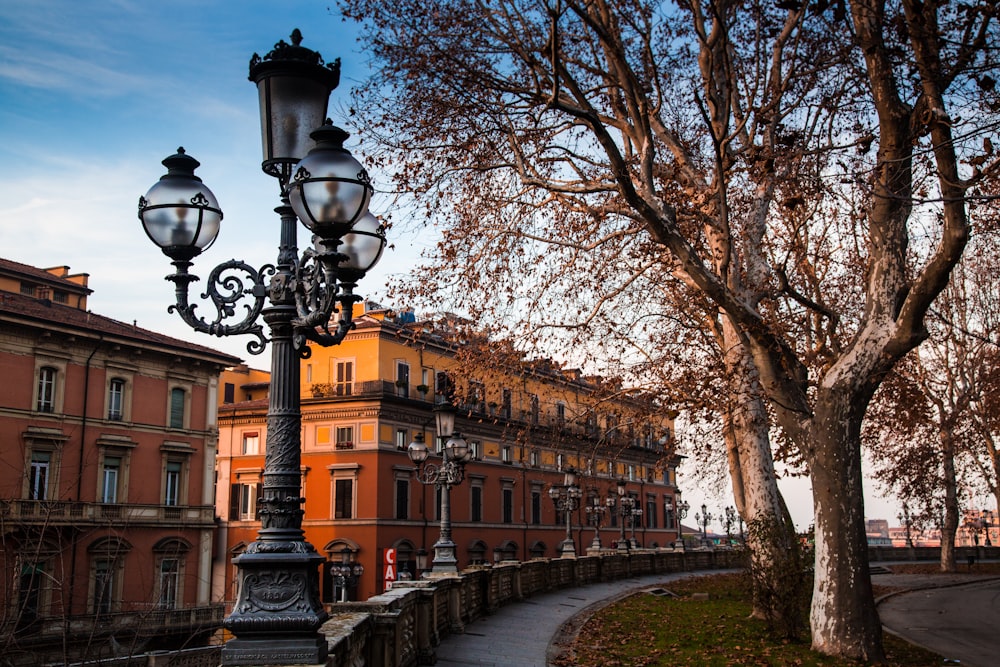 Edificio de hormigón marrón y beige