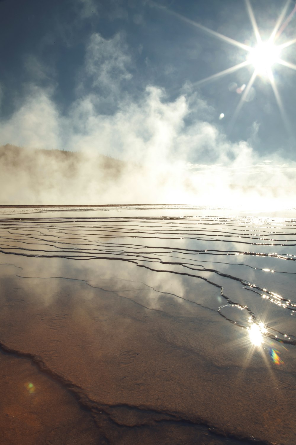 plan d’eau sous la lumière du soleil