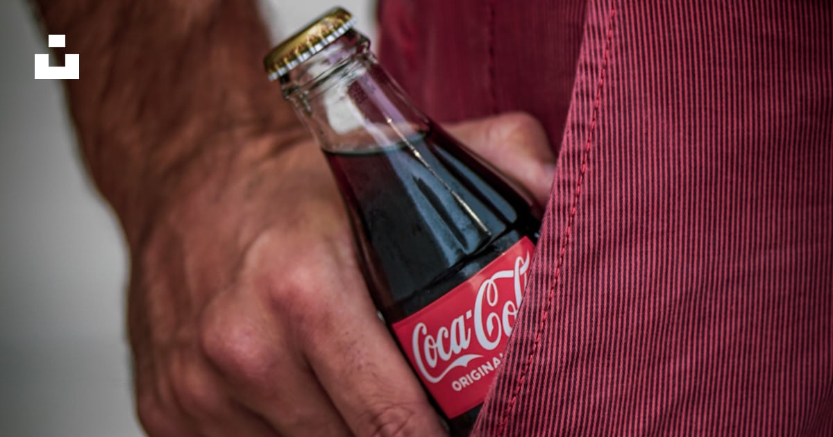 1 Bouteille De Coca Pour Combien De Personnes Aïe! 16+ Listes De Coca Cola Bouteille Verre! Pour Les Collectionneurs 8 Personne tenant une bouteille de Coca Cola photo – Photo Dubai Gratuite