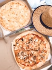 pizza cuatro quesos y pizza con mozarrella y setas