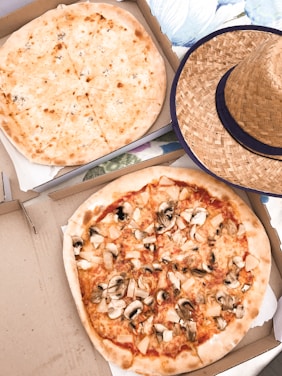 pizza cuatro quesos y pizza con mozarrella y setas