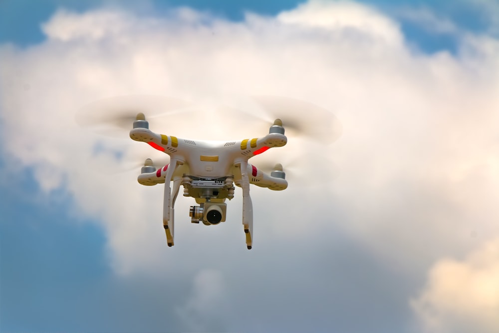 Foto mit flachem Fokus einer weißen Drohnenkamera