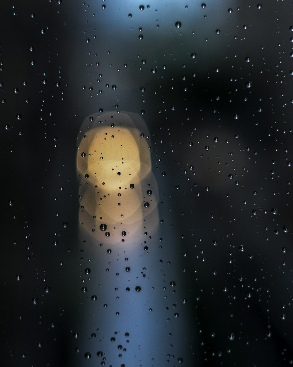 Ein verschwommenes Foto von Regentropfen auf einem Fenster