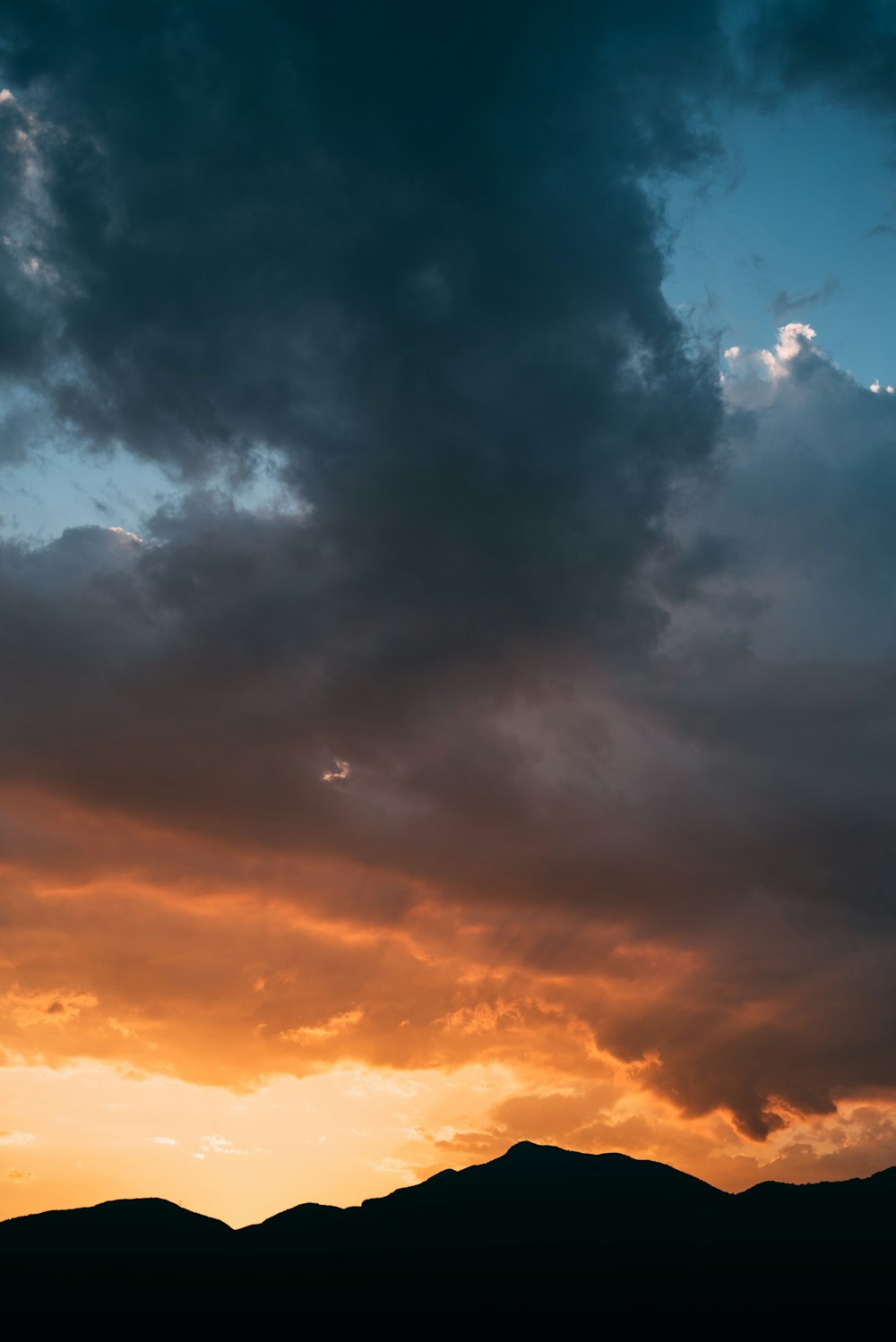 Nuvens Nimbus durante a hora dourada